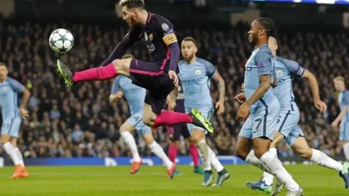 LA ÚLTIMA VISITA. Messi controla en el Etihad Stadium la temporada pasada por la Champions League.