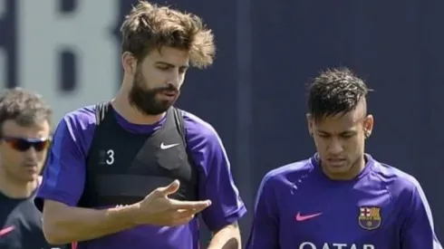 DE LA TEMPORADA PASADA. Piqué y Neymar dialogan a espaldas de Luis Enrique en un entrenamiento del Barcelona.