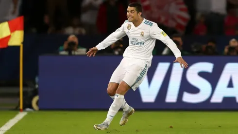 FELIZ EL GOLEADOR. Cristiano Ronaldo va en busca de sus los suplentes para festejar el 1-0 contra Gremio (Foto: Getty).