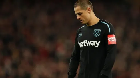 EL CAMBIO NO TRAJO SUERTE. El mexicano mira al piso después de la derrota ante Arsenal.