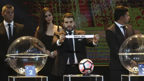 "BOCA JRS". El representante de la CONMEBOL muestra el papelito de Boca para el Grupo 8.