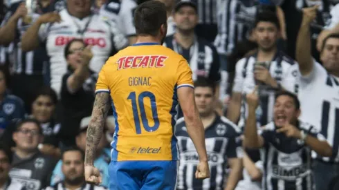 FRENTE A LOS RIVALES. Gignac celebra ante los fanáticos de Rayados de Monterrey.