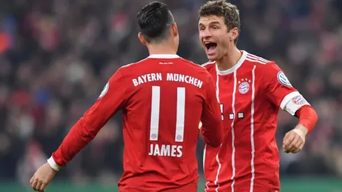James Rodríguez con la piel del Bayern Munich.