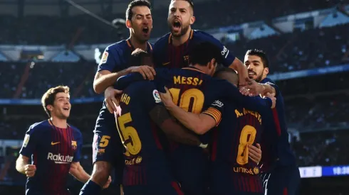 "PAPÁ LIONEL". Todo el Barcelona abraza a Messi después de su gol de penal para el 2-0 (Foto: Getty).