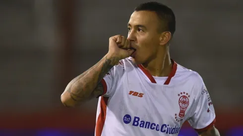 Romero Gamarra celebra un tanto en Huracán.