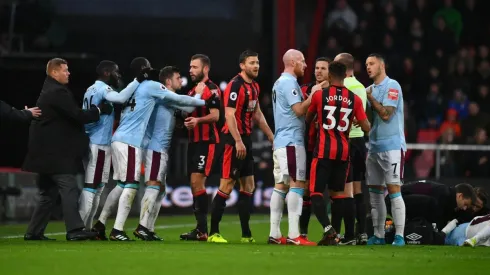 Los jugadores discuten después de una jugada.