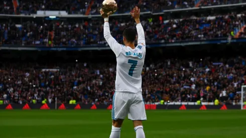 THE BEST. Ronaldo, exhibiendo el Balón de Oro al Bernabéu.