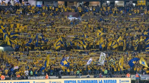 La afición de Tigres mostrando su pasión.