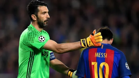 ¿SE OLVIDÓ? Buffon consuela a Messi después de la eliminación del Barcelona en la última Champions. El arquero no colocó al argentino entre los "goleadores innatos".