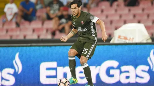 UN TRUEQUE ARRIESGADO. Gómez durante un partido ante Napoli. El central es el preferido de Guillermo Barros Schelotto para la zaga de Boca.