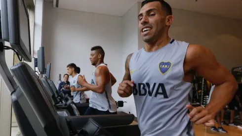 SONRISA DE OREJA A OREJA. Con Fabra de fondo, el "Apache" posó ante la prensa del club (Foto: Boca Jrs.).