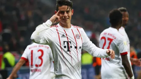 EL DIEZ. James Rodríguez celebra de cara a la afición su golazo de tiro libre.