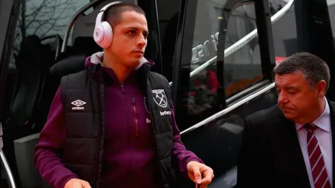 Javier Hernandez bajando del micro.