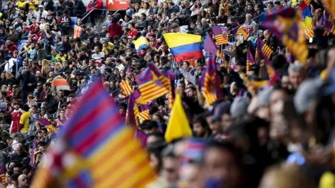 COLOMBIA EN EL CAMP NOU. En medio de miles de banderas de Cataluña, los colores de Colombia resaltan en la tribuna.