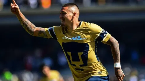 EL GOLEADOR. Nicolás Castillo celebra con los colores de Pumas tras marcar.