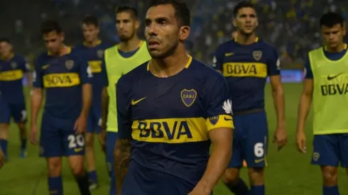 Carlos Tevez abandona el campo tras la derrota de Boca contra River en Mar del Plata.