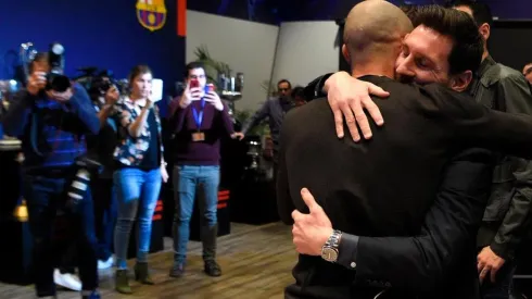 El abrazo de despedida entre Messi y Mascherano.