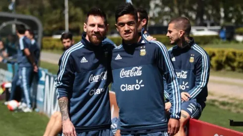 Tomás Cuello junto a Lionel Messi, su ídolo.