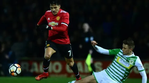SALTA AL DEFENSOR. Alexis Sánchez regatea la marca del jugador del Yeovil Town en la FA Cup (Foto: Getty).