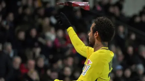 UN NIÑO DE 25 AÑOS. Neymar juega con el avioncito de papel durante el partido contra Rennes.