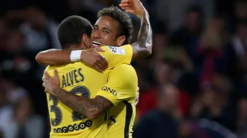 ABRAZO BRASILEÑO. Neymar celebra con Dani Alves en el encuentro Paris Saint-Germain.