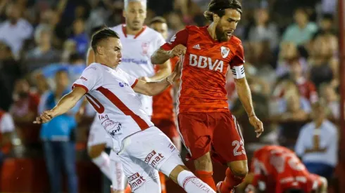 PELEA EL LEÓN. Leonardo Ponzio en el Ducó contra Huracán el último fin de semana (Foto: Getty).
