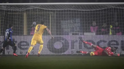 ¿VIEJO QUIÉN? Buffon en el piso para taparle el penal al "Papu" Gómez por la Coppa Italia.