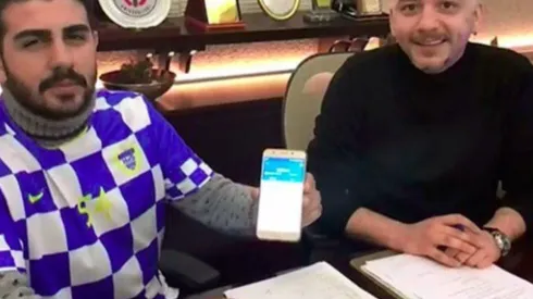 UNA PARTE EN BITCOINS. El dirigente y el jugador en medio de la firma del contrato.