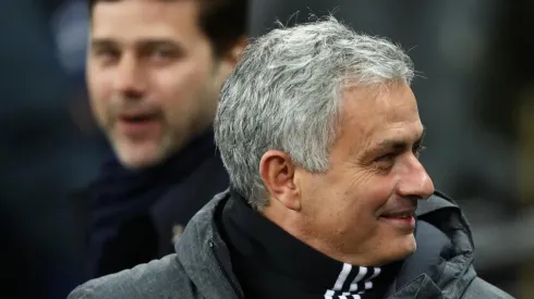 SONRÍE MOU. José Mourinho en el saludo inicial con Pochettino antes del partido (Foto: Getty).