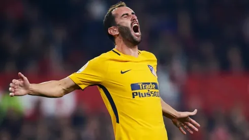 Diego Godín no la pasó bien ante Valencia.