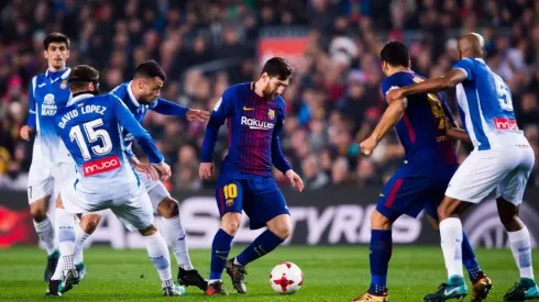 Messi siendo observado por varios jugadores del Espanyol.