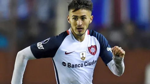 DE NO CREER. Era falta de Barrios o a lo sumo un choque, pero el Ciclón se quedó con nueve. (Foto: Getty).