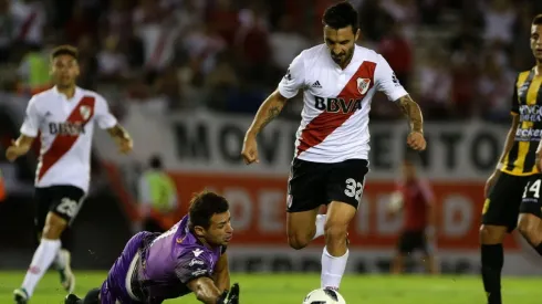 Ignacio Scocco en medio de un golazo infernal.