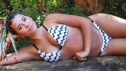 Mayra Mohamed toma sol y posa para la cámara.