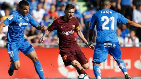 Messi intenta pasar entre dos jugadores de Getafe.