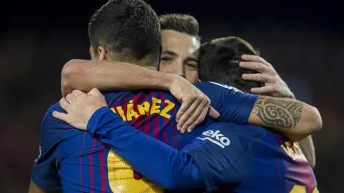 LOS TRES. Jordi Alba abraza a Luis Suárez y Lionel Messi tras un gol en el Camp Nou con Barcelona.