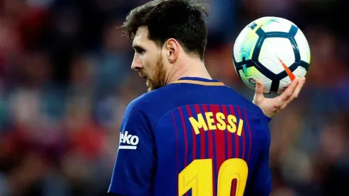 EL DUEÑO DEL BALÓN. Messi junto a la pelota en el último encuentro del Barcelona.