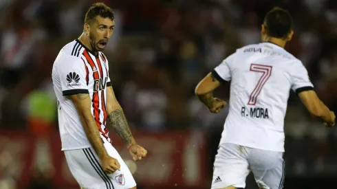 LOS SALVADORES. Pratto y Mora fueron más que el horroroso desempeño del árbitro Baliño.