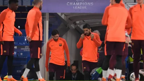 EN LA PREVIA. Luis Suárez junto a Lionel Messi en la previa del encuentro contra Chelsea por Champions League (Foto: Getty).