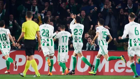 ¡BAILEN! Los jugadores del Betis festejan tras anotarle al Real Madrid.