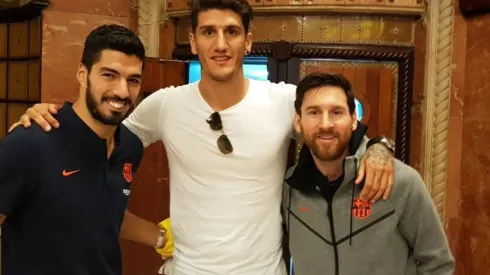 Peñalba intercambió camisetas con Messi y Suárez.