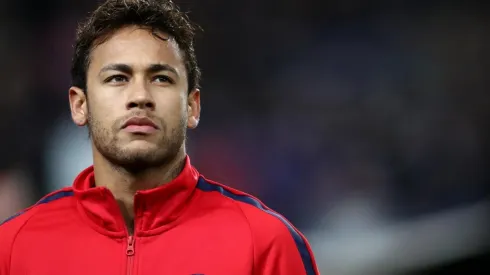 Neymar con la campera del Paris Saint Germain