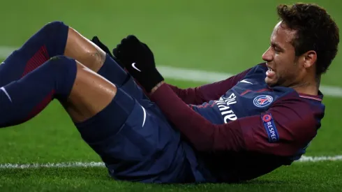 Neymar tirado en el campo de juego