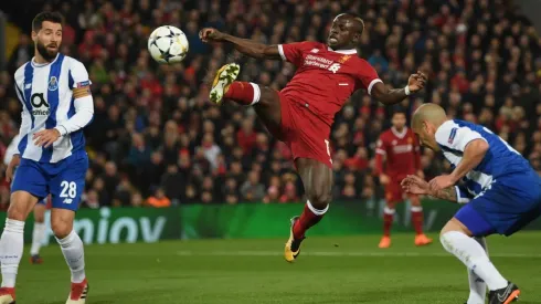 FLY EMANÉ. El senegalés voló y casi anota el primero del Liverpool, pero la pelota se fue por arriba del travesaño. El ataque de los Reds asusta a toda Europa.