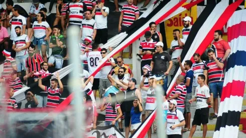 LA SACARON BARATA. Los hinchas del Santa Cruz estuvieron cerca de la tragedia.