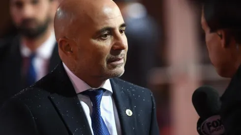 Puro look: Sampaoli fue a ver a Messi con una bandera colgada del cuello
