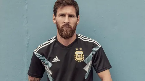Messi posó con la camiseta suplente negra de la Selección Argentina
