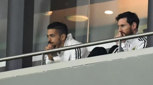 Messi en el palco junto a Lanzini.