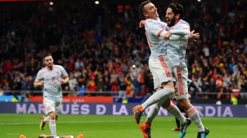 Los jugadores de España celebran el gol