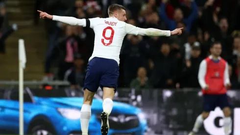 LA FURIA VARDY. El delantero del Leicester definió fuerte y arriba tras la distracción de Italia.